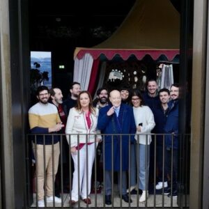 Fátima Campos Ferreira Instagram - Eram os 1s dias de Janeiro. Ao cabo de muito tempo, jorge Nuno Pinto da Costa acedeu dar- nos a entrevista de vida. Durante dois dias estivemos com ele. 
Uma equipa de diferentes cores clubisticas. A todos surpreendeu pela rapidez de pensamento, e pela graça e ironia. Um trabalho memorável que nos deixou gratos. 
Não sou adepta, nem sequer vejo mt futebol. Mas todos reconhecem, por arrasto, o efeito das seus troféus, na região e no País. A história já o assinalou. 
Está tudo dito.
O dirigente mais titulado do Mundo.
Felicidade para os que saem, e para os que iniciam o novo percurso.
Esta é a foto final do trabalho.
Para a história!