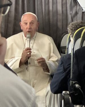 Fátima Campos Ferreira Instagram - Aterramos em Roma! 
Imagem conferência de imprensa a bordo . 
Papa Francisco feliz, rejuvenescido, e muito agradecido .
