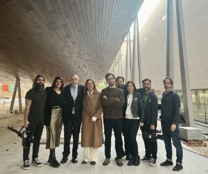 Fátima Campos Ferreira Instagram - A nova pala da Gulbenkian, Arq. Kengo Kuma. Foto tirada ontem no estaleiro de obra. 
Estamos com Artur Santos Silva, que entre muitas outros destinos foi Presidente da Instituição.
Aqui estão alguns dos “Memoráveis” ( como gosto de os designar) que me acompanham no “ Primeira Pessoa”.
Vamos convocando o passado para o presente, e fazendo ponte para o futuro. 
É um orgulho, e um privilégio servir o meu País em equipa, com este jovens “ Memoráveis” que abrem caminho ao melhor do serviço público. 
Faltam aqui alguns, porque a equipa vai- se revezando. 
Obrigada aos que nos acompanham!