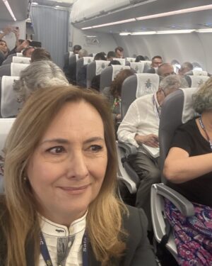 Fátima Campos Ferreira Instagram - Papa a bordo , portas fechadas , avião começa a dirigir se para a pista de descolagem . Até já Lisboa