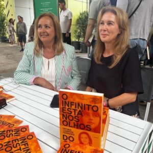 Fátima Campos Ferreira Instagram - Feira do livro do Porto . 
Agora mesmo
Com Susana Santos no pavilhão do El corte inglês
