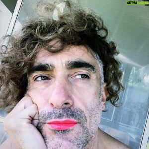 Favio Posca Instagram - Pensaba... este domingo agrego función.
Y ademas... me gusta sentir a la mujer que habita en mi .