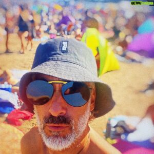Favio Posca Instagram - Hoy y me propuse hacer breathwork  aqui entre toda la gente, queria saber si realmente podia estar en mi , sin necesidad de hacer la practica en un lugar solo y confortable. Busque mi sitio como los perros, virando y recalculando hasta que abrí mi reposera y me instale. Cerre los ojos y enfoque  la mirada hacia la pineal, respire profundo y empezo el viaje. Lo primero que adverti  fue el sonido de un fulbo que no pasaba muy lejos de mi, pense, no estaría bueno recibir un pelotazo así que  abrí los  ojos calculando la distacia y me relaje, la segunda vez que los abri fue cuando note que alguien fumaba tabaco al lado mio, me corri un toque y segui respirando, fue ahi que entre realmente, los ruidos y las palabras se mezclaban sin importancia con el sonido del mar, nada me afectaba y me sentia a la vez parte de esa jungla , sin prejuicios, sin opinion de ningun tipo, solo estando presente y amablemente feliz, el sol pegaba de frente haciendome notar el viento helado que enfriaba mi espalda con lo cual cuando lo necesitaba iba girando la reposera, asi estuve un largo rato, cuando queria sintonizaba hacia el grito de heeeeeladoooo, o algun plan de cachengue para la noche o algun reproche de amor , antes de esta experiencia solo lo sabia en teoria pero ahora puedo aseverar que uno siempre esta en uno y puede crear su propia realidad, sin perturbacion, es una cuestion de como enfocamos nuestra mente , nunca peleando con ella siempre de manera amorosa, llevandola de paseo por esta fantástica existencia @the_whole_istic_gangsta @symbiosisviedma 🍄♥️⭕️