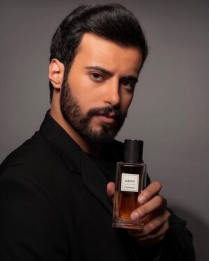 Fayez Bin Jurays Instagram - عطر Babycat ، الإصدار الأحدث من @yslbeauty حصريًا لمنطقة الشرق الأوسط اعتبارًا من اليوم. 
 مجموعة Vestiaire des Parfum.  خليط من الشمواه الدافئ الرقيق مع الفانيليا اللطيفة ، لرائحة برية لكنها متطورة. 
تألق.. تميز مع عطر Babycat للجنسين

متوفر الان على www.yslbeauty.sa

#yslbeauty #babycat #ad 

Meet Babycat, the latest edition to the @yslbeauty Le Vestiaire des Parfum collection. Available exclusively to the Middle East from today.
.
A subtle warm Suede accord met with a suave Vanilla extract, for a wild yet sophisticated scent.
.
Available on yslbeauty.sa 
.
It’s rock. It’s couture. It’s iconic. #yslbeauty #babycat #ad