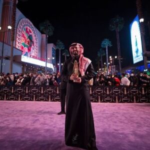 Fayez Bin Jurays Instagram - الحمدلله وبفضل الله فزنا بجائزة الوجة الجديد 😍👑🌟
شكراً لك من ساهم ودعمني 🤍🤍
After a very long road 
I could say today I am an award winner ( raising star ) alhamdllah 
WE DID IT !!