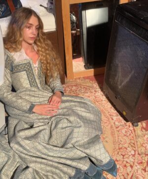 Federica Lucaferri Instagram - LUCREZIA. 

in “GUILTY REBEL” - tratto dallo “Stupro di Lucrezia” di William Shakespeare🎬🤍 
un set complicatissimo e freddissimissimo, povera me sorridente sulla neve e inconsapevole che mi sarebbe venuta una bella polmonite, però che bello che bello che bello ✨