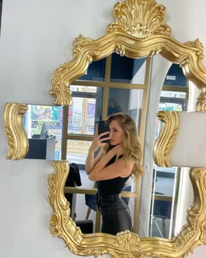 Federica Lucaferri Instagram - Da Milano, anzi da Atelier Milano with love ❣️ 

@davide_cdc
@ateliermilano_cdc 

Si, sono partita da Roma apposta per andare a fare il retouch del Degradè Conseil e un super trattamento ristrutturante. Swipe ultime due foto per vedere come li avevo. Ora sono felice ✨