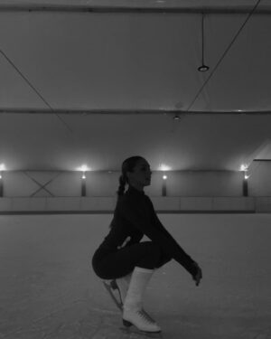 Federica Lucaferri Instagram - Skills principali: cadere da ferma @martiregi ⛸️❄️🤍