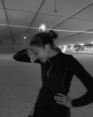 Federica Lucaferri Instagram - Skills principali: cadere da ferma @martiregi ⛸️❄️🤍