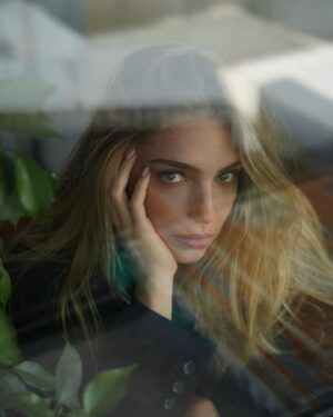 Federica Lucaferri Instagram - A chi sa leggerti al contrario
senza aver bisogno di troppe logiche
a chi sa andare dentro le tue viscere
anche quando brucia tutto ed il fumo corrode gli occhi
