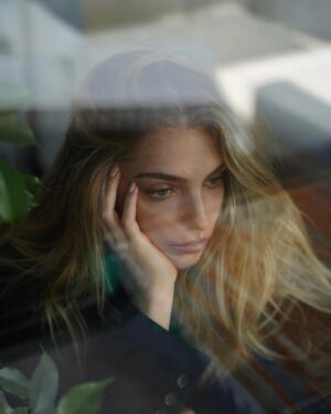 Federica Lucaferri Instagram - A chi sa leggerti al contrario
senza aver bisogno di troppe logiche
a chi sa andare dentro le tue viscere
anche quando brucia tutto ed il fumo corrode gli occhi