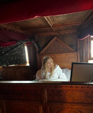 Federica Lucaferri Instagram - LUCREZIA. 

in “GUILTY REBEL” - tratto dallo “Stupro di Lucrezia” di William Shakespeare🎬🤍 
un set complicatissimo e freddissimissimo, povera me sorridente sulla neve e inconsapevole che mi sarebbe venuta una bella polmonite, però che bello che bello che bello ✨