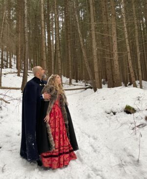 Federica Lucaferri Instagram - LUCREZIA. 

in “GUILTY REBEL” - tratto dallo “Stupro di Lucrezia” di William Shakespeare🎬🤍 
un set complicatissimo e freddissimissimo, povera me sorridente sulla neve e inconsapevole che mi sarebbe venuta una bella polmonite, però che bello che bello che bello ✨