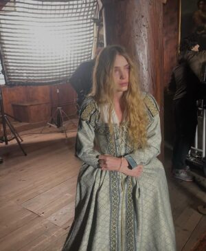 Federica Lucaferri Instagram - LUCREZIA. 

in “GUILTY REBEL” - tratto dallo “Stupro di Lucrezia” di William Shakespeare🎬🤍 
un set complicatissimo e freddissimissimo, povera me sorridente sulla neve e inconsapevole che mi sarebbe venuta una bella polmonite, però che bello che bello che bello ✨