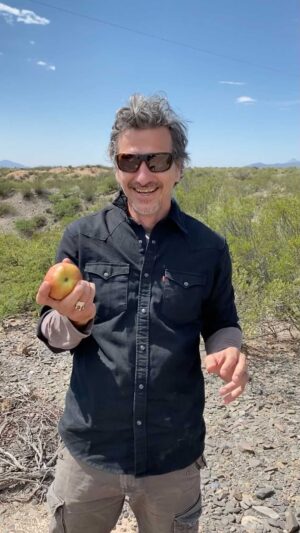 Federico Amador Instagram - Con este truco te mato!🎩
.
Todo sea por no buscar el cuchillo en la mochila 😅
.
Acordate a medida q vas subiendo a la ⛰🗻, pequeños tragos, pequeños bocados, fruta, frutos secos, agua  para no apunarte y pasarla mal.
.
Bajo la atenta mirada del groso de Mario Andrada, gran guía de montaña de @ruturviajeschilecito 
.
@turismolarioja @secretariadeturismolr @joserosa.ok @turismonacionar @ruturviajes