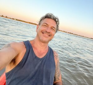 Federico Amador Instagram - Kayakear sobre el Paraná al atardecer, debe ser una de las cosas más purificamtes, placenteras y estimulantes para el espíritu que existe en la tierra.
.
Amo este río, fuente de vida que recorre buena parte de nuestro país, tan cargado de historia y de cultura! .
.
En realidad amo todos los ríos hermosos que tenemos. 
El Bermejo el Pilcomayo, el Uruguay, el Rio colorado Marcando el comienzo de nuestra patagonia, el de la Plata que me vio nacer y tantos otros!
.
Cuidemos nuestros ríos, disfrutémoslos, a veces no somos conscientes de la importancia que tiene para la existencia ❤️❤️
.
#rios #parana #kayak #atardecer
