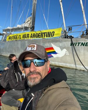 Federico Amador Instagram - Arriba del witness, el velero mas nuevo de @greenpeacearg navegamos a Chubut, recorriendo nuestro mar y hablando de pesca y de explotación de hidrocarburos! 
.
Tenemos q darle visibilidad a estos temas, nuestros mares están siendo arrasados indiscriminadamente!!🌊😡
.@conexionanimal 
#cuidemoselmar #regulacionenlapescainternacional #noaloffshore #conciencia