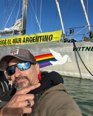 Federico Amador Instagram - Arriba del witness, el velero mas nuevo de @greenpeacearg navegamos a Chubut, recorriendo nuestro mar y hablando de pesca y de explotación de hidrocarburos! 
.
Tenemos q darle visibilidad a estos temas, nuestros mares están siendo arrasados indiscriminadamente!!🌊😡
.@conexionanimal 
#cuidemoselmar #regulacionenlapescainternacional #noaloffshore #conciencia