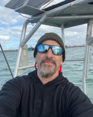 Federico Amador Instagram - Arriba del witness, el velero mas nuevo de @greenpeacearg navegamos a Chubut, recorriendo nuestro mar y hablando de pesca y de explotación de hidrocarburos! 
.
Tenemos q darle visibilidad a estos temas, nuestros mares están siendo arrasados indiscriminadamente!!🌊😡
.@conexionanimal 
#cuidemoselmar #regulacionenlapescainternacional #noaloffshore #conciencia