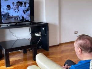 Federico D'Elía Instagram - Carlos Bilardo mirando la docu serie #bilardoeldoctordelfútbol , le encanta y nos encanta ❤️😍 @hbomaxla @zonenaka @sebameschen @aleturner68 @carucha_dejtiar @zeppelin.studio.latam @sebagandara #agustinmartinez