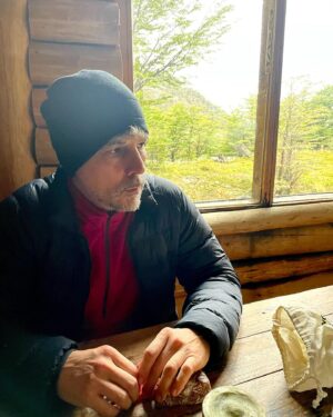 Federico Olivera Instagram - Tilt, después de un largo trekking bajo la lluvia. Piedra del Fraile.

@chaltensuiteshotel 
@elcalafatetierradeglaciares