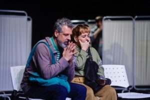 Federico Olivera Instagram - EL FONDO DE LA ESCENA
Una obra escrita y dirigida por Federico Olivera

Luego de escribir y dirigir Matar el pensamiento y Volverte a ver, el actor, director y dramaturgo, Federico Olivera, presenta El fondo de la escena, su tercer trabajo como autor y director, donde aborda el problema de la identidad y el relato familiar, indagando las imposiciones estigmatizantes que pueden eclipsar las aspiraciones personales y, al mismo tiempo, despertar el impulso de rebelión.
Actúan
@ferberco 
@fabianabrandan @fiorellacominetti
@aerolauta 
@ferperezbodria
@catapiotti
@santizapata__ 

Dramaturgia y dirección
@fedeoliveraw
Asistente de dirección
@lu.castelloni
@abrilmmarin
Producción
@fabianabrandan
Diseño de Vestuario
@solecancela
@_escenificarte_
@tienda_lamoderna
Realización de vestuario
@jorgemaselli
Diseño de escenografía
@natibyrne
@ohgaleano
Iluminación
@sendonmatias
Diseño sonoro
Edgardo Fernández
Música
@fedeoliveraw
Redes
@centralelagite
Prensa
@caroalfonso1
Foto y Video
@tupaclarriera
Diseño Gráfico
@analumerman

Sábados 19h
Teatro @elporton.desanchez
Sánchez de Bustamante 1034.

Entradas:
www.alternativateatral.com
@elfondodelaescena.laobra
