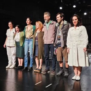 Federico Olivera Instagram - Gracias!! Seguimos todo Junio con esta alegría de obra.

📍 Todos los sábados a las 19 hs en @elporton.desanchez
@elfondodelaescena.laobra

Elenco:
@ferberco
@ferperezbodria
@fabianabrandan
@fiorellacominetti
@aerolauta
@catapiotti
@santizapata__

Vestuario:
@solecancela
@_escenificarte_

Arte:
@natibyrne y @ohgaleano

Iluminación:
@sendonmatias

Asistencia de dirección:
@lu.castelloni
@abrilmmarin

Prensa y difusión:
@caroalfonso1

Registro audiovisual:
@tupaclarriera

Redes:
@centralelagite

Dramaturgia y dirección:
@fedeoliveraw

Entradas:
@alternativaescena