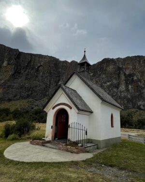 Federico Olivera Instagram - Capilla de los escaladores.
El Chalten 

@chaltensuiteshotel 

#patagoniaargentina