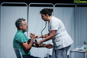 Federico Olivera Instagram - EL FONDO DE LA ESCENA
Una obra escrita y dirigida por Federico Olivera

Luego de escribir y dirigir Matar el pensamiento y Volverte a ver, el actor, director y dramaturgo, Federico Olivera, presenta El fondo de la escena, su tercer trabajo como autor y director, donde aborda el problema de la identidad y el relato familiar, indagando las imposiciones estigmatizantes que pueden eclipsar las aspiraciones personales y, al mismo tiempo, despertar el impulso de rebelión.
Actúan
@ferberco 
@fabianabrandan @fiorellacominetti
@aerolauta 
@ferperezbodria
@catapiotti
@santizapata__ 

Dramaturgia y dirección
@fedeoliveraw
Asistente de dirección
@lu.castelloni
@abrilmmarin
Producción
@fabianabrandan
Diseño de Vestuario
@solecancela
@_escenificarte_
@tienda_lamoderna
Realización de vestuario
@jorgemaselli
Diseño de escenografía
@natibyrne
@ohgaleano
Iluminación
@sendonmatias
Diseño sonoro
Edgardo Fernández
Música
@fedeoliveraw
Redes
@centralelagite
Prensa
@caroalfonso1
Foto y Video
@tupaclarriera
Diseño Gráfico
@analumerman

Sábados 19h
Teatro @elporton.desanchez
Sánchez de Bustamante 1034.

Entradas:
www.alternativateatral.com
@elfondodelaescena.laobra