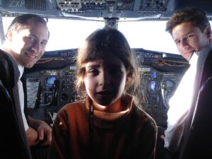 Federico Olivera Instagram - Del día en que le saqué esta foto a mi hija @violeolivera y soñamos con  ser parte de una película de Wes Anderson