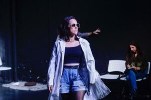Federico Olivera Instagram - EL FONDO DE LA ESCENA
Una obra escrita y dirigida por Federico Olivera

Luego de escribir y dirigir Matar el pensamiento y Volverte a ver, el actor, director y dramaturgo, Federico Olivera, presenta El fondo de la escena, su tercer trabajo como autor y director, donde aborda el problema de la identidad y el relato familiar, indagando las imposiciones estigmatizantes que pueden eclipsar las aspiraciones personales y, al mismo tiempo, despertar el impulso de rebelión.
Actúan
@ferberco 
@fabianabrandan @fiorellacominetti
@aerolauta 
@ferperezbodria
@catapiotti
@santizapata__ 

Dramaturgia y dirección
@fedeoliveraw
Asistente de dirección
@lu.castelloni
@abrilmmarin
Producción
@fabianabrandan
Diseño de Vestuario
@solecancela
@_escenificarte_
@tienda_lamoderna
Realización de vestuario
@jorgemaselli
Diseño de escenografía
@natibyrne
@ohgaleano
Iluminación
@sendonmatias
Diseño sonoro
Edgardo Fernández
Música
@fedeoliveraw
Redes
@centralelagite
Prensa
@caroalfonso1
Foto y Video
@tupaclarriera
Diseño Gráfico
@analumerman

Sábados 19h
Teatro @elporton.desanchez
Sánchez de Bustamante 1034.

Entradas:
www.alternativateatral.com
@elfondodelaescena.laobra
