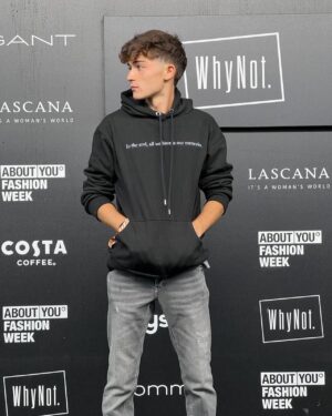 Federico Russo Instagram - MI. 🖤

Grazie ad @aboutyou_it per lo splendido evento.

 E grazie agli amici di @entreamis_official per il regalo.

#whynot 
#aboutyou