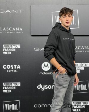 Federico Russo Instagram - MI. 🖤

Grazie ad @aboutyou_it per lo splendido evento.

 E grazie agli amici di @entreamis_official per il regalo.

#whynot 
#aboutyou