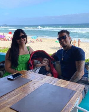 Felipe Colares Instagram - Lembrança de um domingo em família do jeito que nosso campeão gostava: mamãe, papai e bebê, sol, praia e comida gostosa. Tem coisa melhor? 
Nossos finais de semana eram sempre assim 🤍