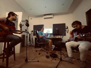 Felipe Colombo Instagram - Aurora tomó esta foto durante la sesión de grabación de “Arbolada” y me encantaría compartirles este momento de intimidad, de música, de amigos y colegas dándole forma a una canción… Me siento honrado de estar flanqueado por estos tremendos artistas!! Gracias x llevar mi canción a su mejor versión @willielorenzook @alan.vega.ok