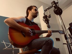Felipe Colombo Instagram - Aurora tomó esta foto durante la sesión de grabación de “Arbolada” y me encantaría compartirles este momento de intimidad, de música, de amigos y colegas dándole forma a una canción… Me siento honrado de estar flanqueado por estos tremendos artistas!! Gracias x llevar mi canción a su mejor versión @willielorenzook @alan.vega.ok