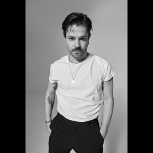 Felipe Colombo Instagram - “…Tras de ti, efectos especiales! Yeah yeah yeah yeah”

Ph 📸 @florcisnerosph 
Pueden escuchar el tema en todas las plataformas o ver el video con la letra en mi canal de YouTube!
Link en bio. ✨✨✨