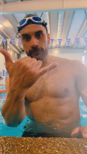 Felipe Contreras Instagram - Hoy se entrena en el agüita por qué se vienen 37 grados con todo 🔥
.
.
Busque sombra, manténganse hidratados y si pueden metanse al agüita 💦  Vamos por esta mitad de semana gente !! 
.
.
Donde ?? En @sportlifechile 💧🤟
La energía y nutrición siempre con @naos.kingdom 👈🔋