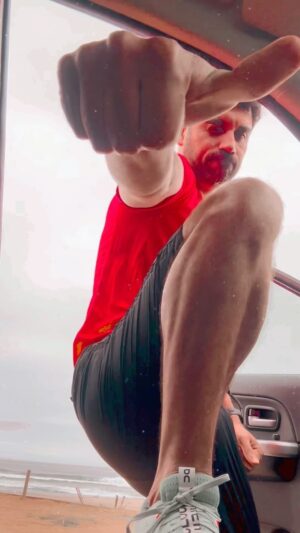 Felipe Contreras Instagram - Hoy amaneció nublado acá en la playita así que antes de volver a Santiago nos runneamos 11K con aire puro y la energía del mar !!! 
.
.
Ahora vamos por esa semana !! 🤙🤟☀️🌟💫
.
.
#justrun #justmove #corre #solocorre 🔥