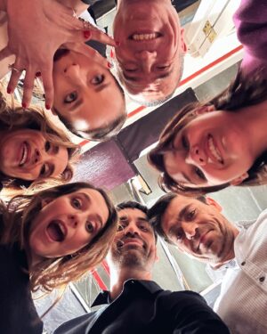 Felipe Contreras Instagram - Que rico es trabajar con estos hermosos seres de compañeros !! 🫶💛
.
.
.
.
Seguimos grabando @juegodeilusiones.tv 🌟
¿La están viendo? 
.
.
@teleseries_mega