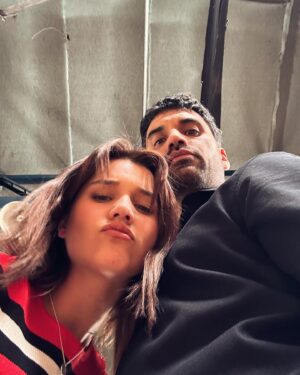 Felipe Contreras Instagram - Que rico es trabajar con estos hermosos seres de compañeros !! 🫶💛
.
.
.
.
Seguimos grabando @juegodeilusiones.tv 🌟
¿La están viendo? 
.
.
@teleseries_mega