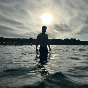 Felipe Contreras Instagram - El Agua… que siempre llega a la conclusión de que nada, jamás, debe concluir. Por eso fluye, incesantemente, desde su destino a su origen, hasta que ignora dónde empieza y dónde acaba, para que todo pueda volver a comenzar. ♾️