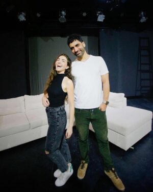 Felipe Contreras Instagram - LUN nos hizo una bonita nota 😊🌟 y nos sacó estas bellas fotos por que estamos trabajando juntos y junto a un gran equipo, preparando el musical “Te amo eres perfecto, ahora cambia” 🎵🎶 @teamo.ahoracambia 🎭
Lo puedes ver desde el 31 de Mayo en el teatro de @culturallascondes 
No se pierdan esta comedia musical y vengan a pasar un buen momento con nosotros, l@s esperamos! 
.
.
Entradas en @culturallascondes 👈💫
@teamo.ahoracambia 
@laguitarraproducciones 
.
.
Gracias @lungram por la nota 😉✌️💫