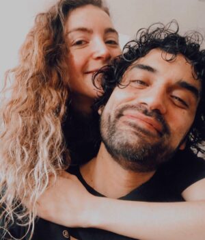 Felipe Contreras Instagram - Hoy está de cumpleaños esta persona maravillosa que trajo la primavera a mi vida !! 
❤️☀️🌼🌸🌺🪷🌷🌹💐🌻🌾
.
.
TE AMO ❤️ @berninassar