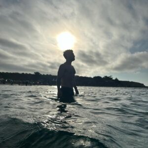 Felipe Contreras Instagram - El Agua… que siempre llega a la conclusión de que nada, jamás, debe concluir. Por eso fluye, incesantemente, desde su destino a su origen, hasta que ignora dónde empieza y dónde acaba, para que todo pueda volver a comenzar. ♾️