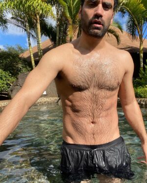 Felipe Contreras Instagram - Ya fue mucho inviernooooo !!! Que se vengan pronto los días de calor 🔥☀️💛 
.
.
Acá invocando el verano 🙌☀️ 
Cuantos team verano por ahí ???
Buen término de semana gente 😎🤟⚡️
,
.
#sol #piscina #calor #verano #summer #summertime ☀️