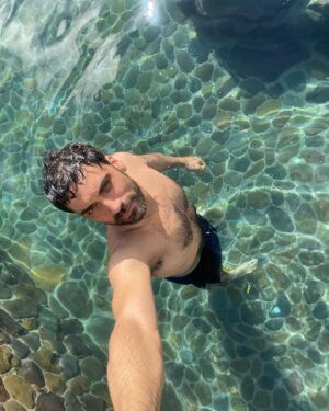 Felipe Contreras Instagram - Ya fue mucho inviernooooo !!! Que se vengan pronto los días de calor 🔥☀️💛 
.
.
Acá invocando el verano 🙌☀️ 
Cuantos team verano por ahí ???
Buen término de semana gente 😎🤟⚡️
,
.
#sol #piscina #calor #verano #summer #summertime ☀️