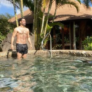 Felipe Contreras Instagram - Ya fue mucho inviernooooo !!! Que se vengan pronto los días de calor 🔥☀️💛 
.
.
Acá invocando el verano 🙌☀️ 
Cuantos team verano por ahí ???
Buen término de semana gente 😎🤟⚡️
,
.
#sol #piscina #calor #verano #summer #summertime ☀️