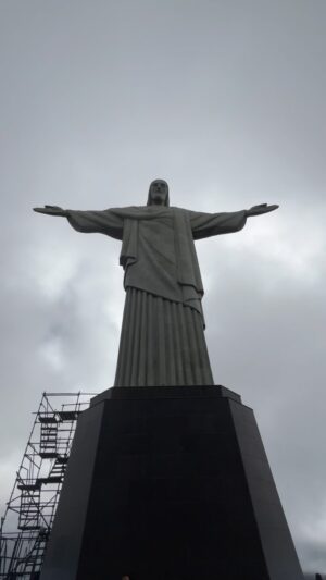 Felipe Contreras Instagram - En bici bordeando la laguna, nos fuimos a hacer el Treking al Cristo Redentor. La maravilla del mundo que cuida esta Ciudad Maravillosa!! 
Bendito Rio y su Naturaleza imponente 🙌🇧🇷 que te llena de vida y energía 🌟🫶💫
.
.
La subida es por medio de la selva, con una flora, fauna y vistas increíbles !! Si vienen acá les dejo este datazo por el que pocos optan, pero sin duda es la manera mas bonita y conectada con la naturaleza de subir 💚☀️
.
.
#rio #corcovado #cristo #redentor #trilha #cidademaravilhosa #riodejaneiro #vacaciones 😌