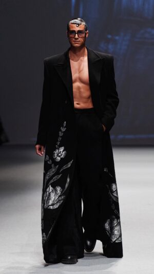 Felipe Gomes Instagram - The Impalpable Dream of DUOMO MILANO…Dubai Fashion Week Fall-Winter 2023… @dubaifashionweek @d3dubai… #couture #M5Runways #ImpalpableDreams #DubaiFashionWeek #Dubai #MichaelCinco